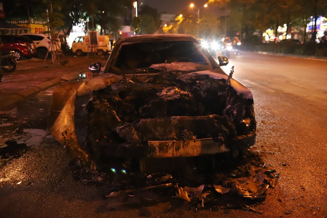 Xe Mercedes cháy rụi trên phố Nguyễn Hoàng, Hà Nội- Ảnh 4. Xe Mercedes cháy rụi trên phố Nguyễn Hoàng, Hà Nội- Ảnh 4.