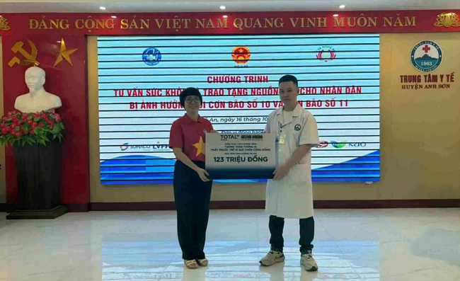 Đoàn công tác Bộ Y tế thăm hỏi, trao quà đồng bào tại Nghệ An: Khám chữa bệnh phải gắn với phòng bệnh suốt vòng đời- Ảnh 6. Đoàn công tác Bộ Y tế thăm hỏi, trao quà đồng bào tại Nghệ An: Khám chữa bệnh phải gắn với phòng bệnh suốt vòng đời- Ảnh 6.