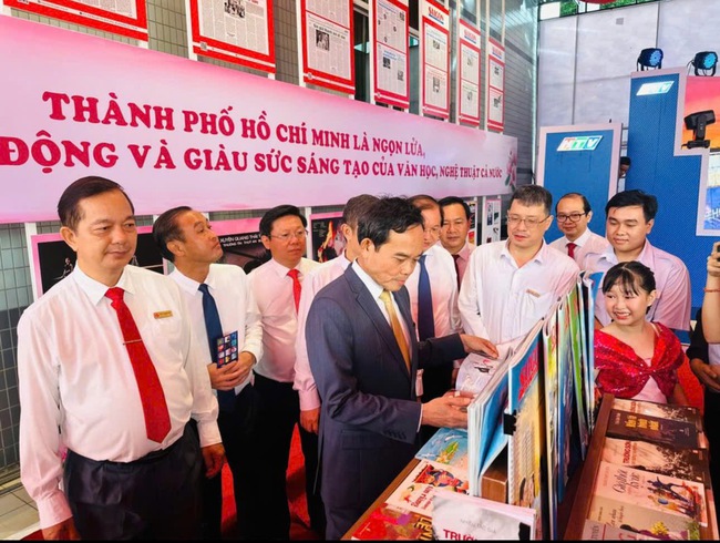 TPHCM trao tặng Không gian 'Cây tri thức' và 126.000 quyển sách tại Học viện Cán bộ- Ảnh 1. Bí thư Thành ủy TPHCM Trần Lưu Quang và các lãnh đạo TPHCM tham quan tại Không gian triển lãm báo chí - xuất bản, sáng 18/10.