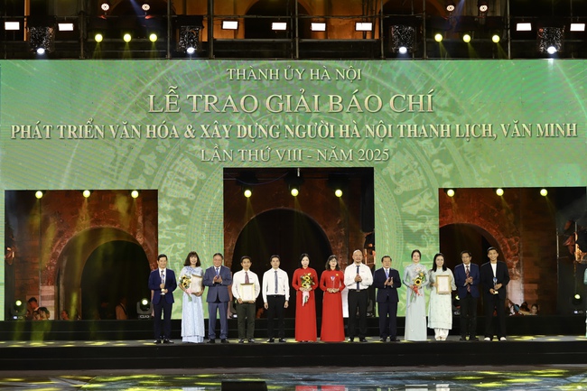 Vinh danh 33 tác phẩm báo chí về phát triển văn hóa, xây dựng người Hà Nội thanh lịch, văn minh- Ảnh 1. Các tác phẩm đạt giải A Giải báo chí về phát triển văn hoá và xây dựng người Hà Nội thanh lịch, văn minh lần thứ VIII: Tác phẩm truyền hình “Thủ đô Hà Nội - Những dấu son còn mãi” VTV2- Đài Truyền hình Việt Nam 2. Tác phẩm báo in “Văn hoá là nền tảng, động lực cho hành trình chuyển mình lịch sử” - Báo Kinh tế và Đô thị 3. Tác phẩm báo điện tử “Hà Nội - Xây dựng hình mẫu mới trong kỷ nguyên vươn mình” - Báo Hà Nội Mới