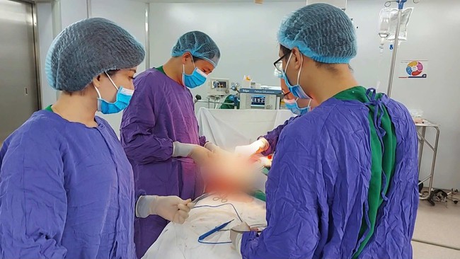 Khối u tuyến thượng thận: Khi nào cần mổ, khi nào chỉ theo dõi?- Ảnh 2. Khối u tuyến thượng thận: Khi nào cần mổ, khi nào chỉ theo dõi?- Ảnh 2.