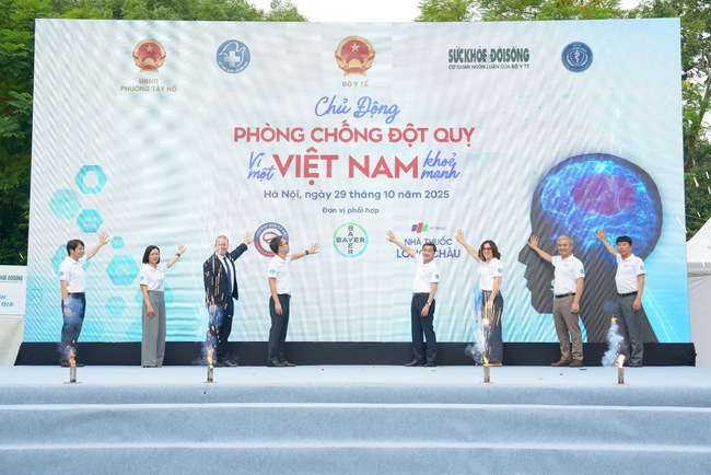 Thứ trưởng Trần Văn Thuấn và các đại biểu thực hiện nghi thức khai mạc chương trình.