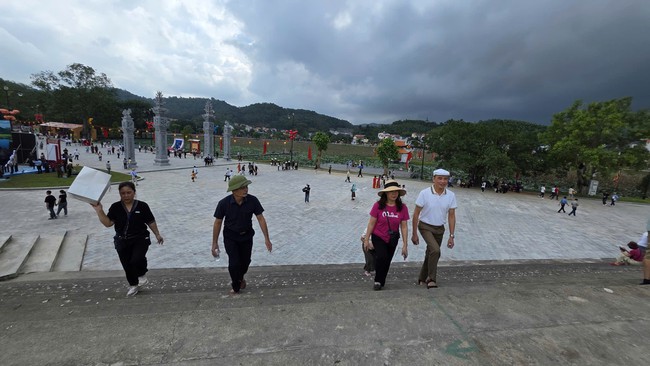 Tạm hoãn khai hội mùa thu Côn Sơn - Kiếp Bạc năm 2025- Ảnh 1. Tạm hoãn khai hội mùa thu Côn Sơn - Kiếp Bạc năm 2025- Ảnh 1.
