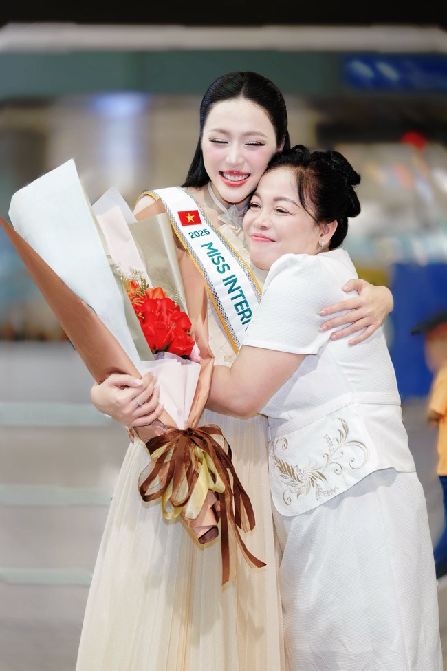 Mẹ đẻ Hoa hậu Kiều Duy gây chú ý khi tiễn con gái đi thi Hoa hậu Quốc tế- Ảnh 5.