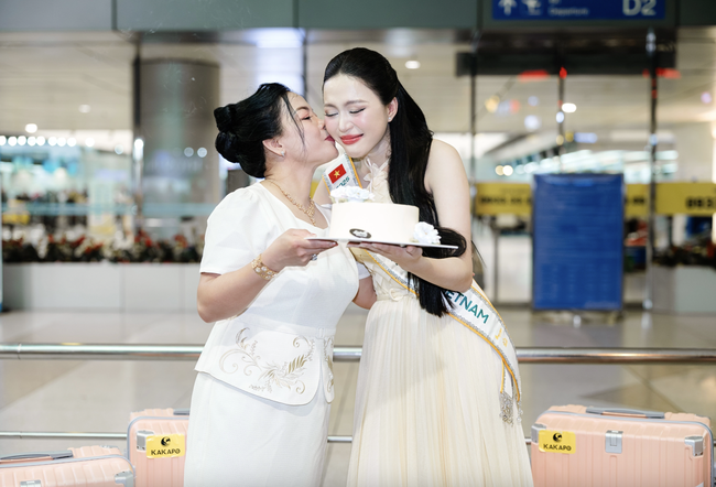 Mẹ đẻ Hoa hậu Kiều Duy gây chú ý khi tiễn con gái đi thi Hoa hậu Quốc tế- Ảnh 6.