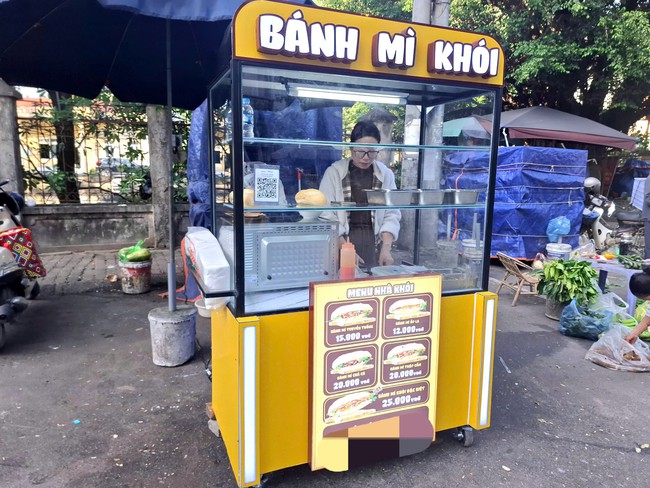 Sáng tranh thủ bán xôi, bánh mì: Nhịp sống 'hai ca' của nhiều người trẻ thành phố- Ảnh 5. Sáng tranh thủ bán xôi, bánh mì: Nhịp sống 'hai ca' của nhiều người trẻ thành phố- Ảnh 5.