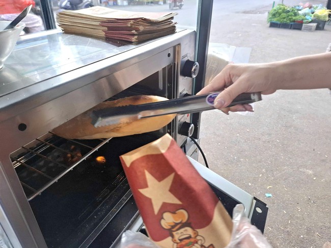 Sáng tranh thủ bán xôi, bánh mì: Nhịp sống 'hai ca' của nhiều người trẻ thành phố- Ảnh 4. Sáng tranh thủ bán xôi, bánh mì: Nhịp sống 'hai ca' của nhiều người trẻ thành phố- Ảnh 4.