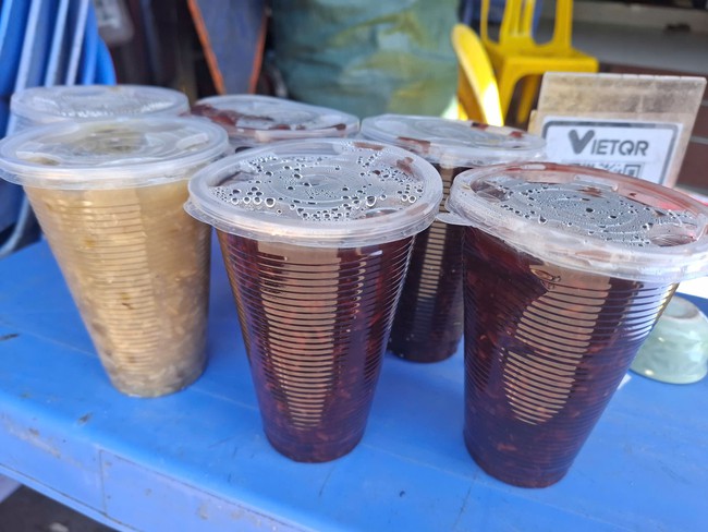 Sáng tranh thủ bán xôi, bánh mì: Nhịp sống 'hai ca' của nhiều người trẻ thành phố- Ảnh 6. Sáng tranh thủ bán xôi, bánh mì: Nhịp sống 'hai ca' của nhiều người trẻ thành phố- Ảnh 6.