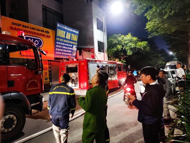 Cứu 5 người thoát đám cháy trong căn nhà trên phố Hà Nội- Ảnh 1.