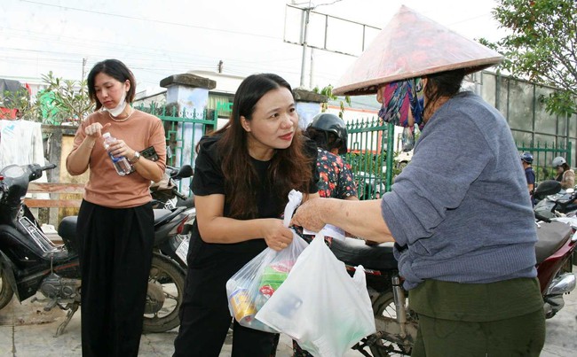Chuyến xe Sức khỏe - Thương về miền Trung: Ấm tình sẻ chia tại xã Diên Điền- Ảnh 4.
