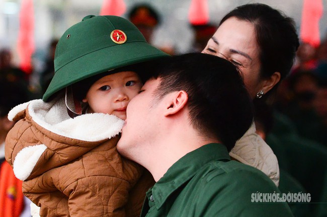 Khoảnh khắc chia tay xúc động của các tân binh lên đường nhập ngũ- Ảnh 4. Khoảnh khắc chia tay xúc động của các tân binh lên đường nhập ngũ- Ảnh 4.