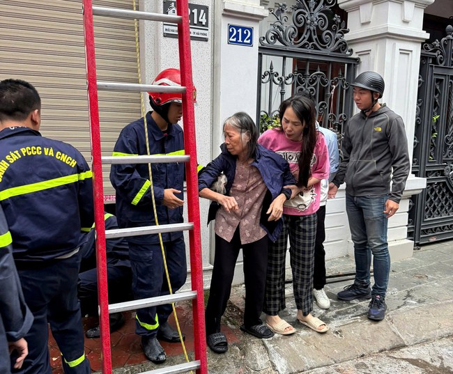 Giải cứu thành công 3 người trong vụ cháy tại Hải Phòng- Ảnh 3. Giải cứu thành công 3 người trong vụ cháy tại Hải Phòng- Ảnh 3.