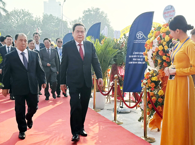Chủ tịch Quốc hội Trần Thanh Mẫn tới dự lễ khởi công dự án đầu tư xây dựng trục đại lộ cảnh quan sông Hồng. Ảnh: VGP