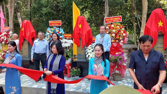 Bộ trưởng Đào Hồng Lan và Thứ trưởng Bộ Y tế Đỗ Xuân Tuyên cùng tham gia cắt băng khánh thành tượng các danh nhân, anh hùng liệt sĩ.