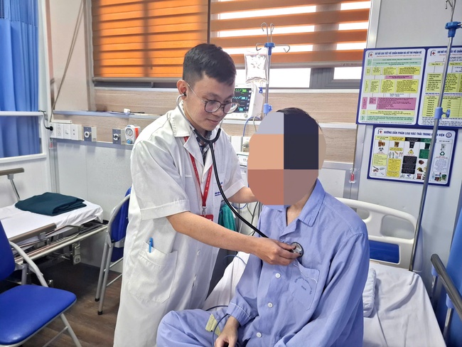 Nam thanh niên nguy kịch từ triệu chứng sốt cao, đau âm ỉ vùng thượng vị- Ảnh 2. Nam thanh niên nguy kịch từ triệu chứng sốt cao, đau âm ỉ vùng thượng vị- Ảnh 2.