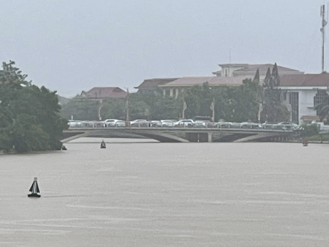 Người dân Quảng Bình ‘chạy lũ’, đưa ô tô, xe máy lên cầu tránh ngập- Ảnh 9. Người dân Quảng Bình ‘chạy lũ’, đưa ô tô, xe máy lên cầu tránh ngập- Ảnh 9.