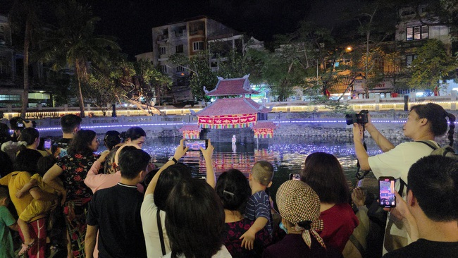 Đình Hàng Kênh trên 300 tuổi huyền ảo trong tour du lịch đêm đầu tiên ở Hải Phòng- Ảnh 8. Đình Hàng Kênh trên 300 tuổi huyền ảo trong tour du lịch đêm đầu tiên ở Hải Phòng- Ảnh 8.