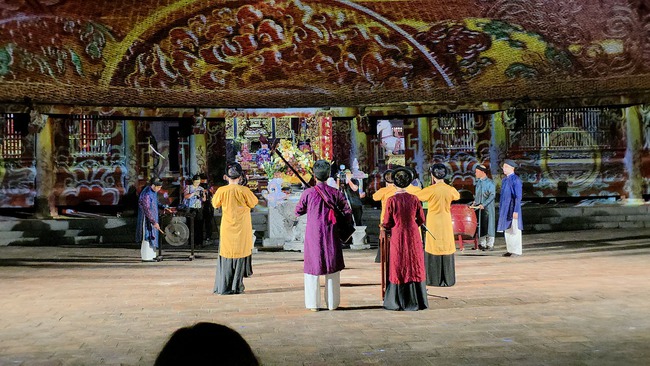 Đình Hàng Kênh trên 300 tuổi huyền ảo trong tour du lịch đêm đầu tiên ở Hải Phòng- Ảnh 9. Đình Hàng Kênh trên 300 tuổi huyền ảo trong tour du lịch đêm đầu tiên ở Hải Phòng- Ảnh 9.