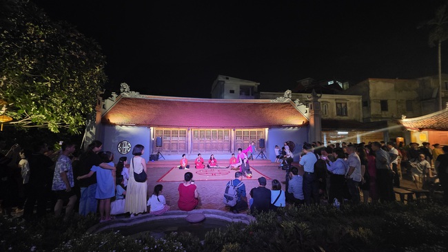 Đình Hàng Kênh trên 300 tuổi huyền ảo trong tour du lịch đêm đầu tiên ở Hải Phòng- Ảnh 10. Đình Hàng Kênh trên 300 tuổi huyền ảo trong tour du lịch đêm đầu tiên ở Hải Phòng- Ảnh 10.