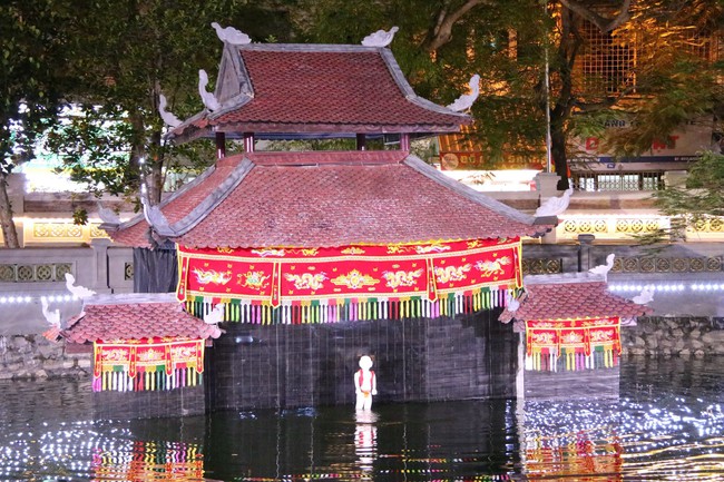 Đình Hàng Kênh trên 300 tuổi huyền ảo trong tour du lịch đêm đầu tiên ở Hải Phòng- Ảnh 7. Đình Hàng Kênh trên 300 tuổi huyền ảo trong tour du lịch đêm đầu tiên ở Hải Phòng- Ảnh 7.