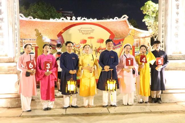Đình Hàng Kênh trên 300 tuổi huyền ảo trong tour du lịch đêm đầu tiên ở Hải Phòng- Ảnh 6. Đình Hàng Kênh trên 300 tuổi huyền ảo trong tour du lịch đêm đầu tiên ở Hải Phòng- Ảnh 6.
