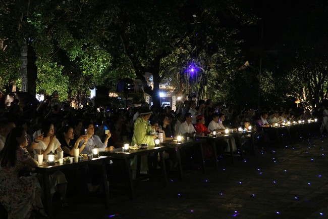 Đình Hàng Kênh trên 300 tuổi huyền ảo trong tour du lịch đêm đầu tiên ở Hải Phòng- Ảnh 4. Đình Hàng Kênh trên 300 tuổi huyền ảo trong tour du lịch đêm đầu tiên ở Hải Phòng- Ảnh 4.