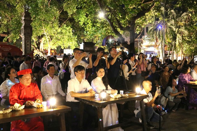 Đình Hàng Kênh trên 300 tuổi huyền ảo trong tour du lịch đêm đầu tiên ở Hải Phòng- Ảnh 5. Đình Hàng Kênh trên 300 tuổi huyền ảo trong tour du lịch đêm đầu tiên ở Hải Phòng- Ảnh 5.