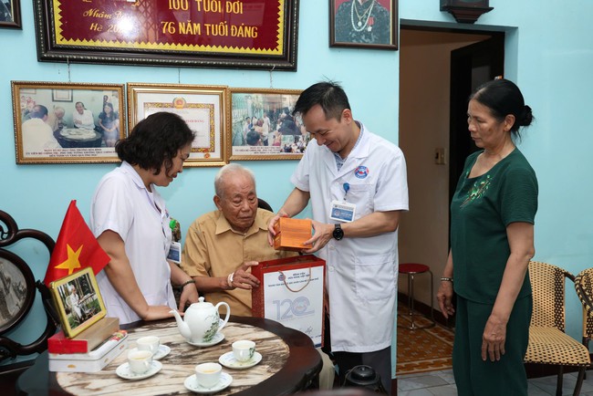 Hải Phòng khám bệnh, cấp phát thuốc miễn phí cho người có công nhân dịp 27/7- Ảnh 2.