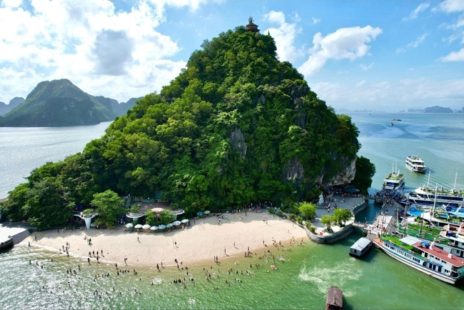 Quảng Ninh nghiên cứu lắp đặt hệ thống cảnh báo dông, lốc trên vịnh Hạ Long và Bái Tử Long- Ảnh 2. Quảng Ninh nghiên cứu lắp đặt hệ thống cảnh báo dông, lốc trên vịnh Hạ Long và Bái Tử Long- Ảnh 2.