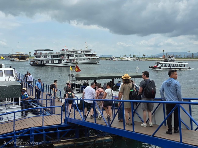 Quảng Ninh kiểm tra kinh doanh du lịch sau vụ một nhà hàng bị tố 'chặt chém' khách- Ảnh 1. Quảng Ninh kiểm tra kinh doanh du lịch sau vụ một nhà hàng bị tố 'chặt chém' khách- Ảnh 1.