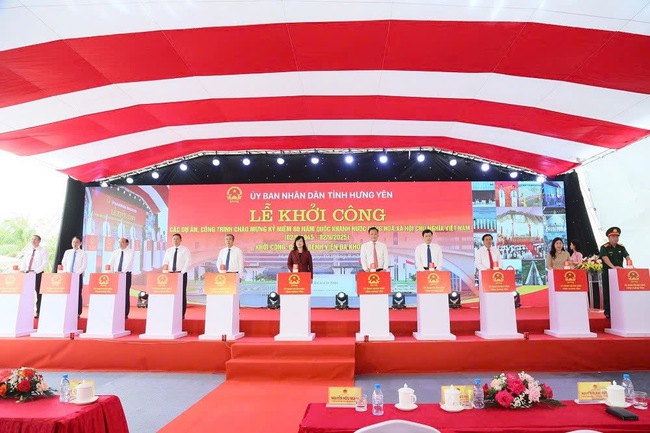 Bộ trưởng Đào Hồng Lan cùng các đồng chí Thứ trưởng dự khởi công, khánh thành nhiều công trình y tế- Ảnh 1. Bộ trưởng Bộ Y tế Đào Hồng Lan cùng các đồng chí lãnh đạo tỉnh Hưng Yên, các đại biểu thực hiện nghi thức khởi công. Ảnh: Tất Đạt