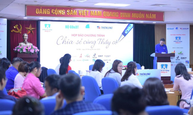 Vinh danh thầy cô tại 248 xã, phường, đặc khu vùng biên giới dịp 20/11- Ảnh 2. Vinh danh thầy cô tại 248 xã, phường, đặc khu vùng biên giới dịp 20/11- Ảnh 2.