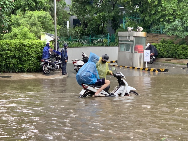 Mưa lớn dài ngày ở miền Bắc, miền Trung, đề phòng ngập úng- Ảnh 2. Mưa lớn dài ngày ở miền Bắc, miền Trung, đề phòng ngập úng- Ảnh 2.
