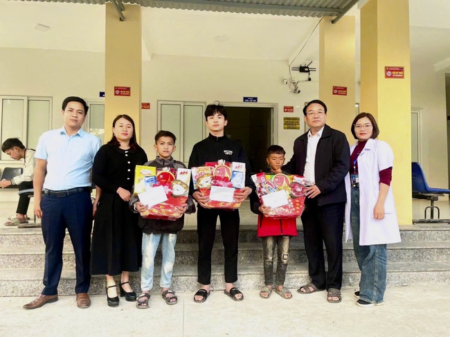 Cán bộ y tế 'nuôi heo đất' hỗ trợ người bệnh nghèo- Ảnh 5.