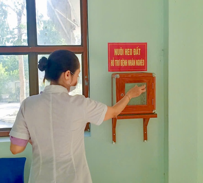Cán bộ y tế 'nuôi heo đất' hỗ trợ người bệnh nghèo- Ảnh 2.