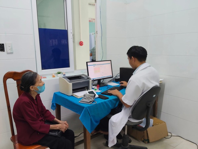 Cán bộ y tế 'nuôi heo đất' hỗ trợ người bệnh nghèo- Ảnh 1.