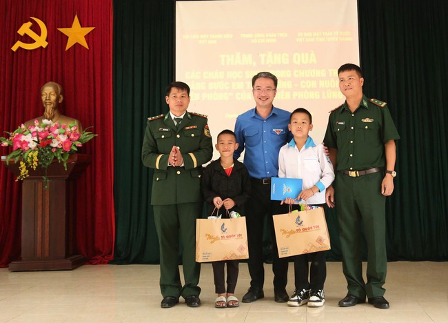 Hân hoan ngày tựu trường nơi địa đầu Tổ quốc- Ảnh 4. Hân hoan ngày tựu trường nơi địa đầu Tổ quốc- Ảnh 4.