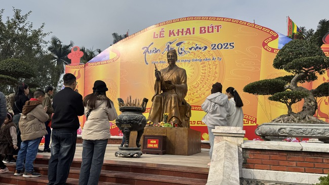 Lễ hội Đền Trạng Trình Nguyễn Bỉnh Khiêm: Tôn vinh di sản tư tưởng của bậc hiền triết tiêu biểu dân tộc - Ảnh 1. Lễ hội Đền Trạng Trình Nguyễn Bỉnh Khiêm: Tôn vinh di sản tư tưởng của bậc hiền triết tiêu biểu dân tộc - Ảnh 1.