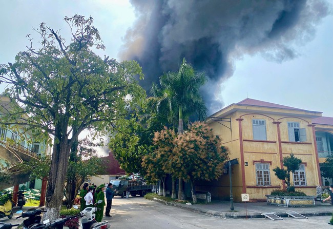 Cháy nhà xưởng trong Trại giam Quảng Ninh- Ảnh 1.
