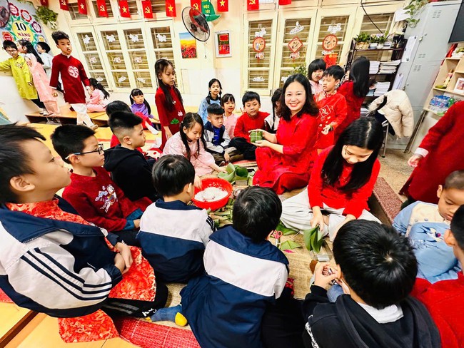 Sắc xuân tràn ngập, học sinh tiểu học hào hứng trải nghiệm gói bánh chưng dịp Tết- Ảnh 8.