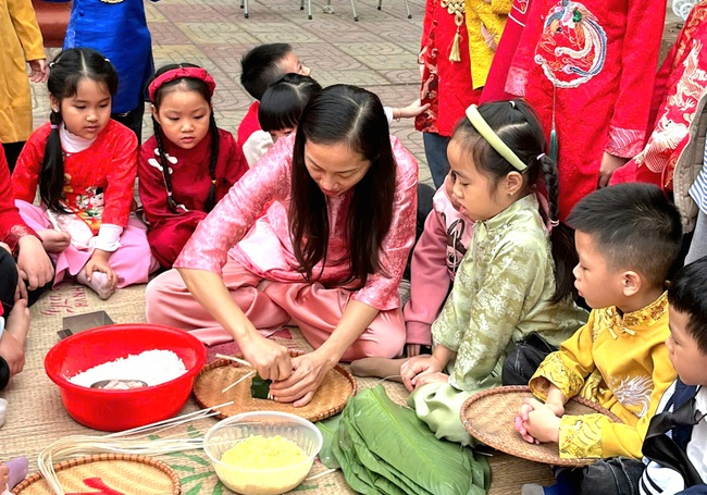 Sắc xuân tràn ngập, học sinh tiểu học hào hứng trải nghiệm gói bánh chưng dịp Tết- Ảnh 3.