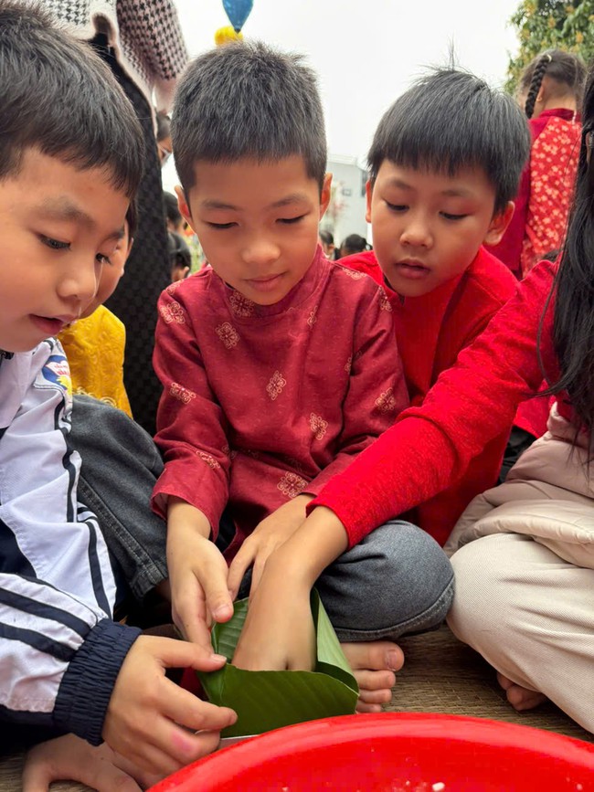 Sắc xuân tràn ngập, học sinh tiểu học hào hứng trải nghiệm gói bánh chưng dịp Tết- Ảnh 4.