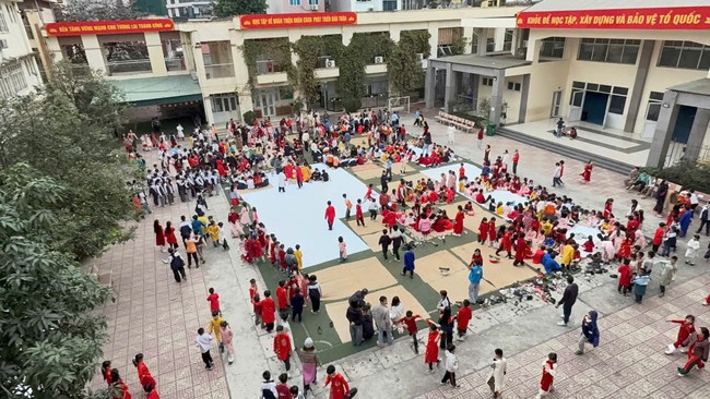 Sắc xuân tràn ngập, học sinh tiểu học hào hứng trải nghiệm gói bánh chưng dịp Tết- Ảnh 1.