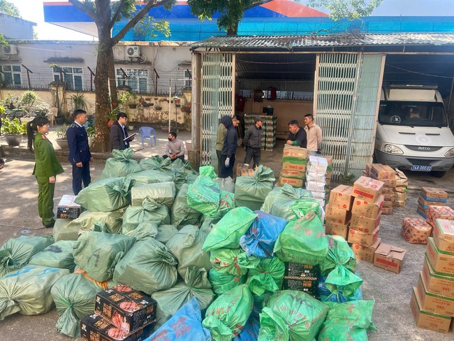 Quảng Ninh phát hiện gần 4 tấn thực phẩm không nguồn gốc trước Tết Nguyên đán 2026- Ảnh 1. Quảng Ninh phát hiện gần 4 tấn thực phẩm không nguồn gốc trước Tết Nguyên đán 2026- Ảnh 1.