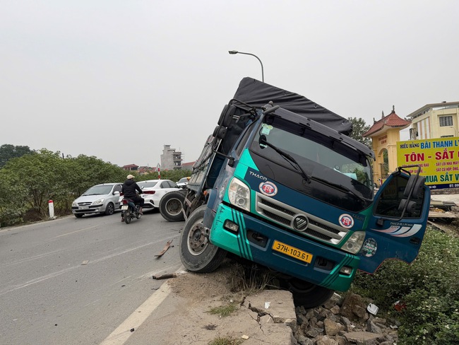 Video tình tiết vụ tai nạn giao thông liên hoàn 4 xe ô tô tại Hà Nội- Ảnh 3. Video tình tiết vụ tai nạn giao thông liên hoàn 4 xe ô tô tại Hà Nội- Ảnh 3.