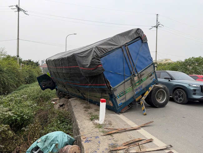 Video tình tiết vụ tai nạn giao thông liên hoàn 4 xe ô tô tại Hà Nội- Ảnh 2. Video tình tiết vụ tai nạn giao thông liên hoàn 4 xe ô tô tại Hà Nội- Ảnh 2.