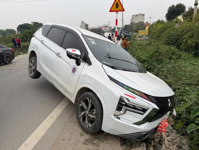 Video tình tiết vụ tai nạn giao thông liên hoàn 4 xe ô tô tại Hà Nội- Ảnh 1. Video tình tiết vụ tai nạn giao thông liên hoàn 4 xe ô tô tại Hà Nội- Ảnh 1.