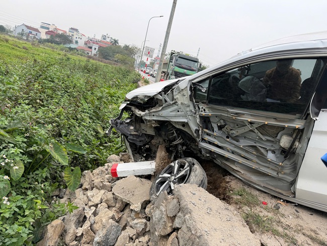 Video tình tiết vụ tai nạn giao thông liên hoàn 4 xe ô tô tại Hà Nội- Ảnh 4. Video tình tiết vụ tai nạn giao thông liên hoàn 4 xe ô tô tại Hà Nội- Ảnh 4.