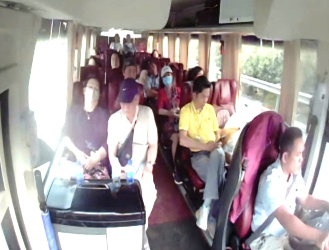 Không thắt dây an toàn trên xe khách, cả tài xế và hành khách đều bị xử phạt- Ảnh 1.