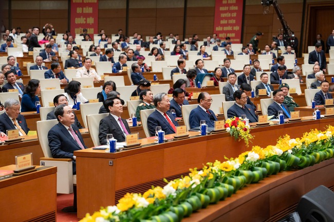 Phát biểu của Tổng Bí thư Tô Lâm tại Lễ kỷ niệm 80 năm Ngày Tổng tuyển cử đầu tiên bầu Quốc hội Việt Nam- Ảnh 3. Tổng Bí thư Tô Lâm, nguyên Tổng Bí thư Nông Đức Mạnh, Chủ tịch nước Lương Cường, Thủ tướng Chính phủ Phạm Minh Chính, Chủ tịch Quốc hội Trần Thanh Mẫn, Thường trực Ban Bí thư Trần Cẩm Tú tại Lễ Kỷ niệm.